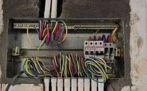 橫平豎直的水電布線 美觀的陷阱？老師傅一語(yǔ)道破背后隱患